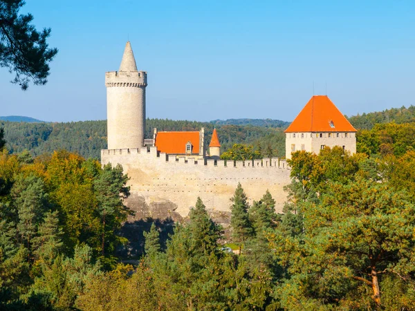 Castillo gótico medieval Kokorin, Kokorinsko área de paisaje protegida, República Checa — Foto de Stock