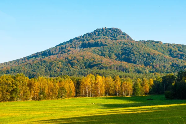 Ralsko montagne le jour ensoleillé d'automne. Bohême du Nord, République tchèque — Photo
