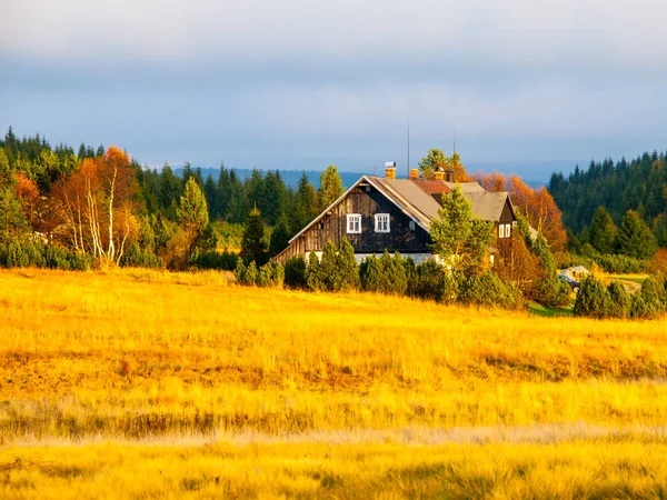 Dřevěná chata v obci Jizerka. Slunečné podzimní den. Jizerské hory, Česká republika — Stock fotografie