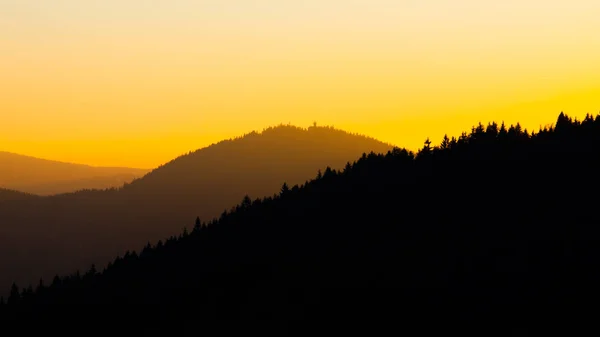 Silhouette des Tanvaldsky spicak Gebirges bei Sonnenuntergang, Isergebirge, Tschechische Republik — Stockfoto