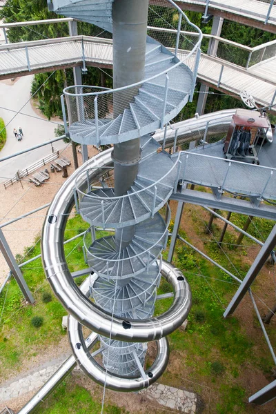 LIPNO NAD VLTAVOU, República Checa - 26 de setembro de 2017. Tubo deslizante em espiral no meio da The Treetop Walkway, Lipno nad Vltavou, República Checa — Fotografia de Stock