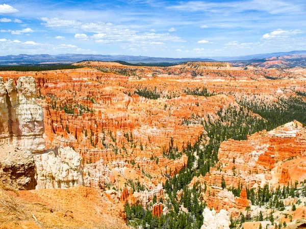 Színes sziklaalakzatok Bryce szíves szurdok, Utah, Amerikai Egyesült Államok. — Stock Fotó