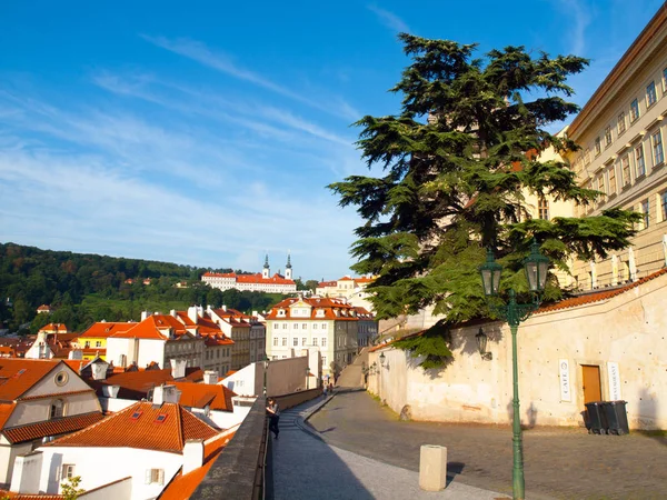 Castle Street desde la plaza de Hradjalá con el monasterio de Strahov, Praga, República Checa —  Fotos de Stock