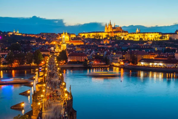 Hradcany kvällen panorama med Pragborgen, Karlsbron och floden Moldau, Prag, Tjeckien — Stockfoto