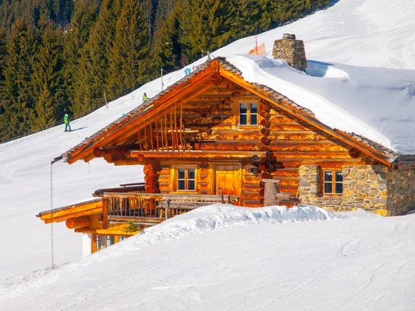 Tradiční dřevěné horské chatě na slunný zimní den. Alpy, Evropa — Stock fotografie
