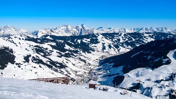 Panoramisch zicht op de bergen van de winter. Alpine pieken vallende sneeuw — Stockfoto