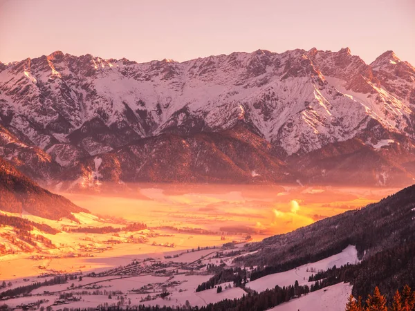 Панорамный вид зимних гор. Альпийские вершины и долина в утреннем тумане — стоковое фото