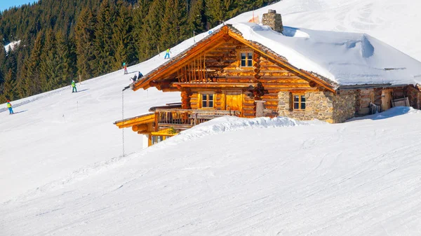 Traditionelles hölzernes Almhaus an sonnigen Wintertagen. Alpen, Europa — Stockfoto