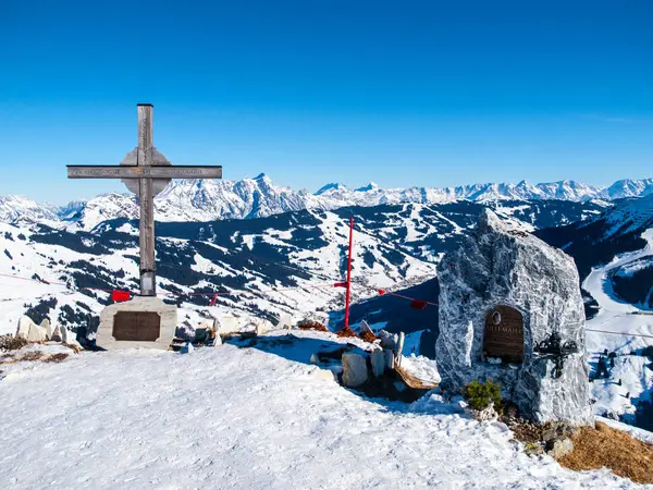 Vrcholový kříž na Zwolferkogel. Alpské zimní lyžařské středisko Saalbach Hinterglemm, Rakouské Alpy — Stock fotografie