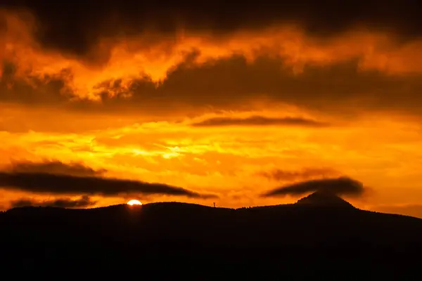 Toppmötet och trasmitter på Jested berg gömd i molnen. Dramatiska röd himmel vid solnedgång. Liberec, Tjeckien — Stockfoto