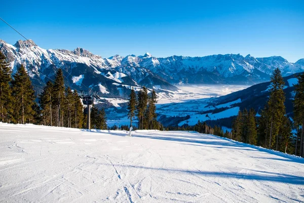 Panoramasicht auf die Winterberge. Alpine Gipfel mit Schnee bedeckt — Stockfoto