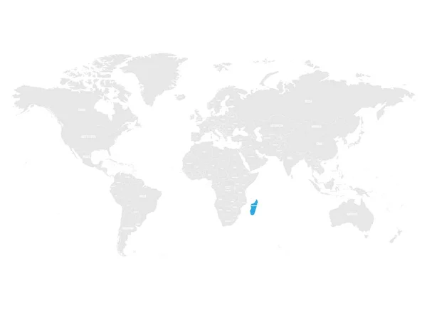 Madagaskar gri dünya siyasi Haritası içinde mavi tarafından işaretlenmiş. Vektör çizim — Stok Vektör