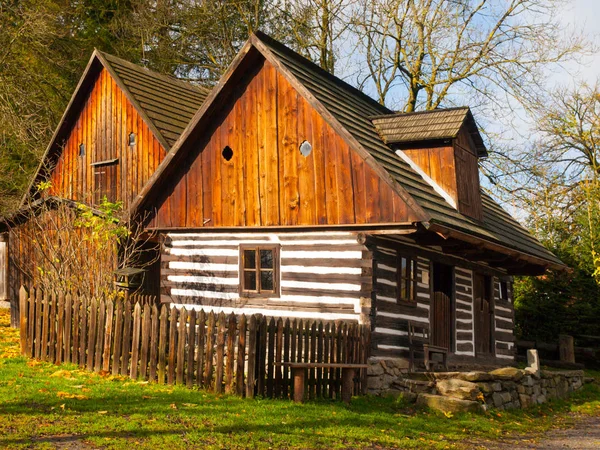 Casas de madera del museo popular Vesely Kopec. Arquitectura rural checa. Vysocina, República Checa — Foto de Stock