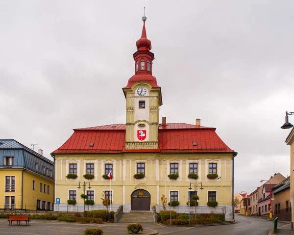 Ayuntamiento barroco con torre del reloj en Hlinsko, Vysocina, República Checa — Foto de Stock