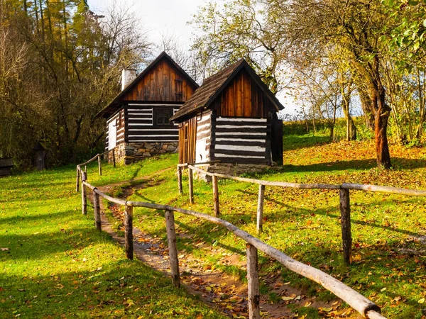 Casas de madera del museo popular Vesely Kopec. Arquitectura rural checa. Vysocina, República Checa —  Fotos de Stock