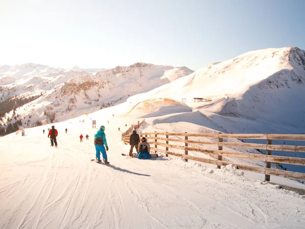 İnsanlar kayak dağ beldesinde yamaç üzerinde güneşli kış günü — Stok fotoğraf