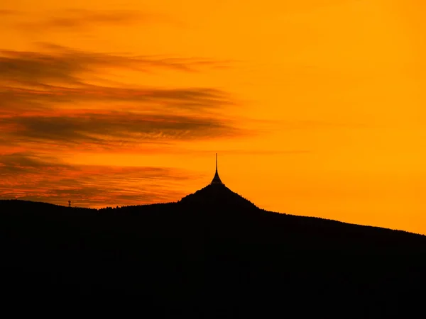 Silhuett av Jested berg vid solnedgången, Liberec, Tjeckien — Stockfoto