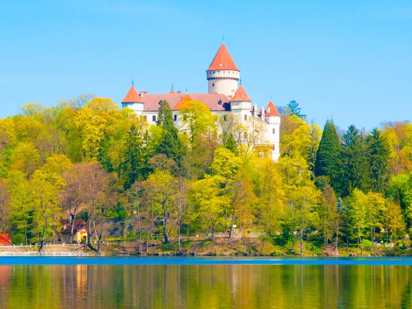 Chateau Konopiste reflejado en el agua, Bohemia Central, República Checa — Foto de Stock