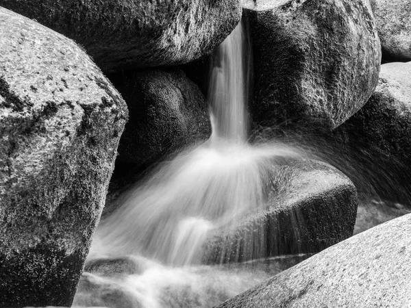 Vista dettagliata di una piccola cascata fluviale su un fiume roccioso di montagna. Acqua di seta offuscata da lunga esposizione colpo — Foto Stock