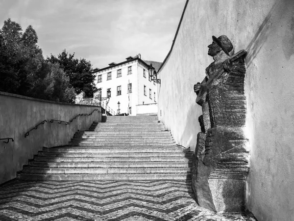 PRAGA, REPÚBLICA CHECA - 18 DE AGOSTO DE 2017: Estatua del músico checo Karel Hasler en la Escalera del Castillo Antiguo, Castillo de Praga, Praga, República Checa —  Fotos de Stock