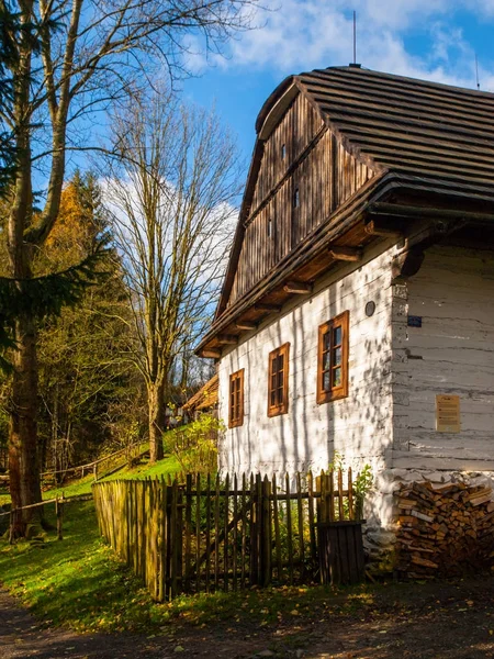 Ahşap evler Vesely Kopec halk Müzesi. Çek kırsal mimari. Vysocina, Çek Cumhuriyeti — Stok fotoğraf