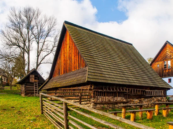Casas de madera del museo popular Vesely Kopec. Arquitectura rural checa. Vysocina, República Checa —  Fotos de Stock