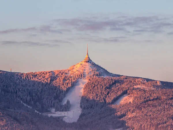 Ranní východ slunce na horu Ještěd a lyžařské středisko Ještěd. Zimní čas náladu. Liberec, Česká republika — Stock fotografie
