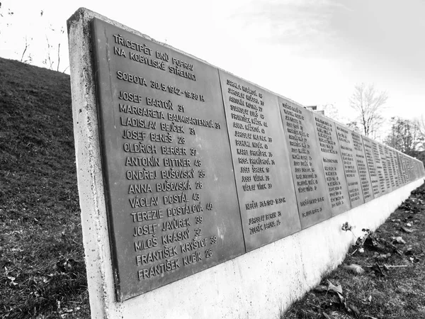Prague, Tsjechië - 9 December 2017: lijst van slachtoffers in voormalige Kobylisy Shooting Range, Prague, Tsjechië. Plaats van massa-executies tijdens de Tweede Wereldoorlog door nazi's na de moord op Reinhard — Stockfoto