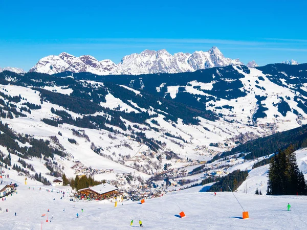 Panoramatický pohled na zimních horách. Alpské vrcholy, které jsou pokryty sněhem — Stock fotografie