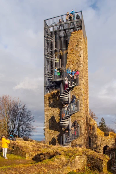 Torre del castillo de Orlik nad Humpolcem después de la reconstrucción con muchos turistas en la parte superior, Vysocina, República Checa — Foto de Stock