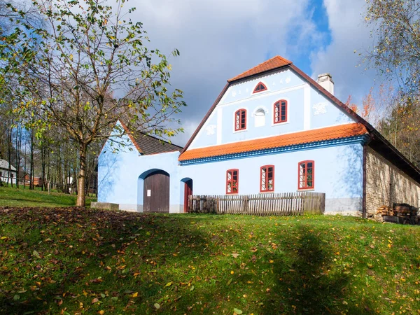 Mavi cephe ile kırsal çiftlik evi. Vesely Kopec halk Müzesi. Çek kırsal mimari. Vysocina, Çek Cumhuriyeti — Stok fotoğraf