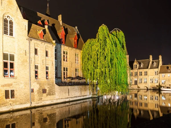 Rozenhoedkaai en el centro histórico de Brujas por la noche, Bélgica —  Fotos de Stock