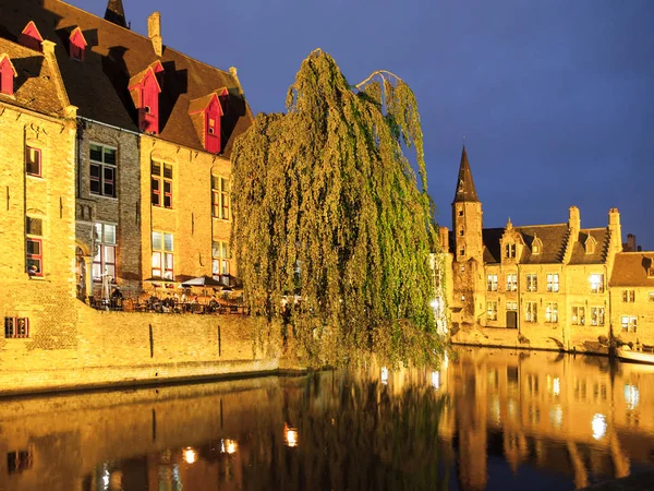 Rozenhoedkaai en el centro histórico de Brujas por la noche, Bélgica —  Fotos de Stock