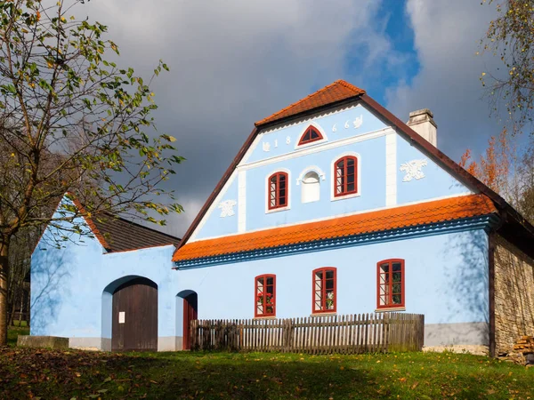 Rural farmhouse with blue facade. Vesely Kopec folk museum. Czech rural architecture. Vysocina, Czech Republic — Stock Photo, Image