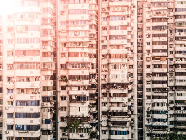 Janelas e varandas de muitos apartamentos residenciais na cidade chinesa, China — Fotografia de Stock