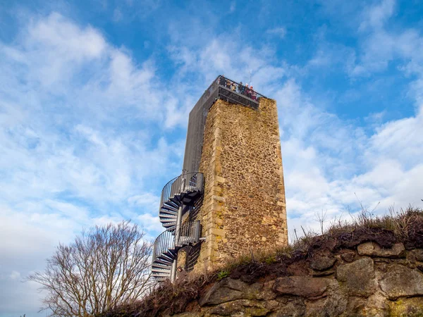 Orlik nad Humpolcem tour du château après la reconstruction avec de nombreux touristes sur le dessus, Vysocina, République tchèque — Photo