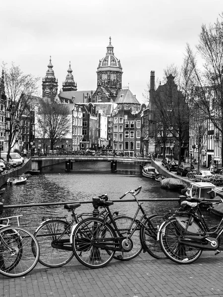 Rowery na moście w Amsterdam, Holandia — Zdjęcie stockowe