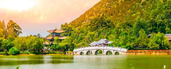 Suocui γέφυρα πάνω από την Μαύρη Dragon πισίνα στο φεγγάρι Αγκαλιάζοντας περίπτερο στο πάρκο άνοιξη νεφρίτη, Λιτζιάνγκ, Κίνα — Φωτογραφία Αρχείου