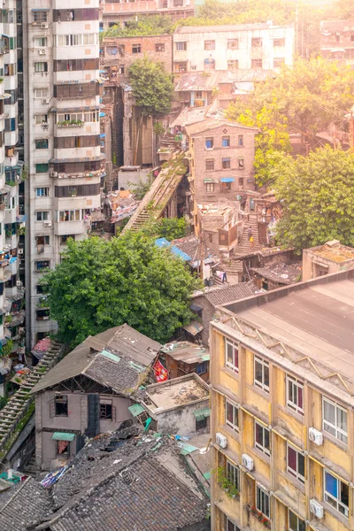 Vista aérea da favela da cidade suja com a maneira imfuncional velha do carro de cabo da terra em Chongqing, China — Fotografia de Stock