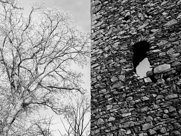 Detalhe da construção da parede com janela do castelo histórico velho ou ruína. Arquitetura vintage — Fotografia de Stock