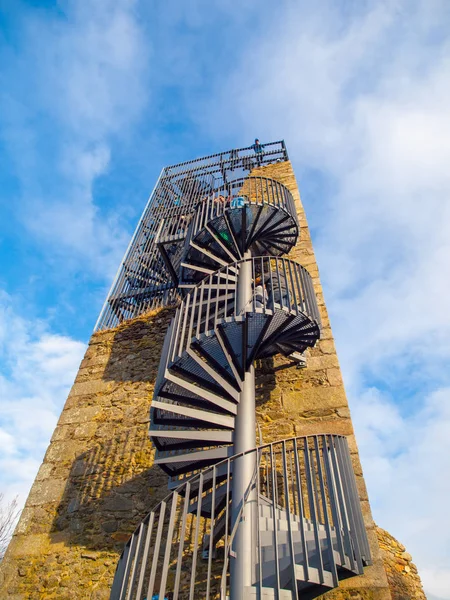 Torre do castelo de Orlik nad Humpolcem após reconstrução com muitos turistas no topo, Vysocina, República Checa — Fotografia de Stock