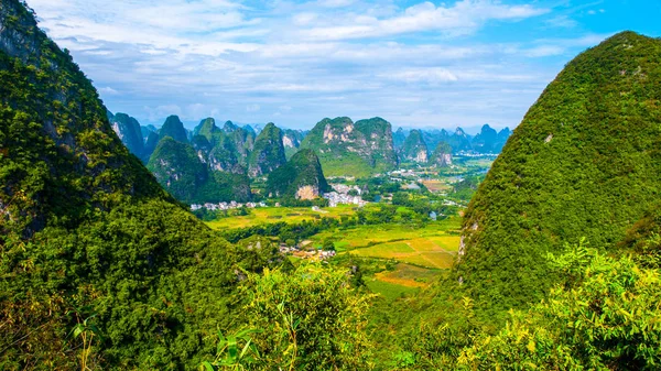 Vista panorâmica da paisagem com picos de carste em torno do condado de Yangshuo e do rio Li, província de Guangxi, China — Fotografia de Stock