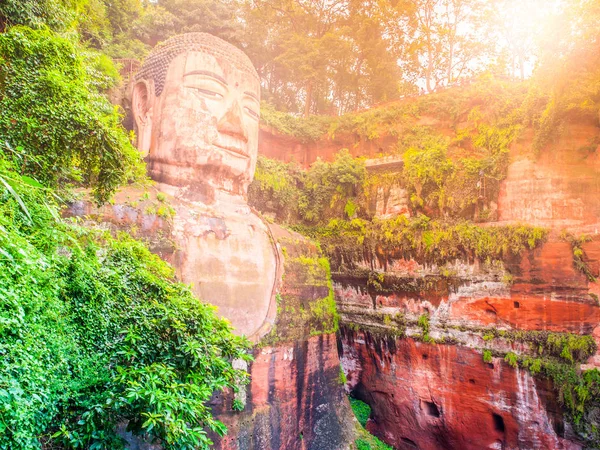 Buda gigante, Dafo, en Leshan, provincia de Sichuan, China . — Foto de Stock
