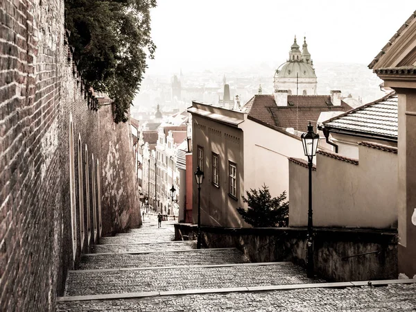 城の階段からプラハ城、Hracany、プラハ、チェコ. — ストック写真