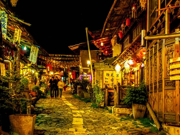 SHANGRILA, CHINA, NOVEMBER 20, 2012: night view of center of the old town of chinese city shangri-la known as zhongdian. — Stock Photo, Image