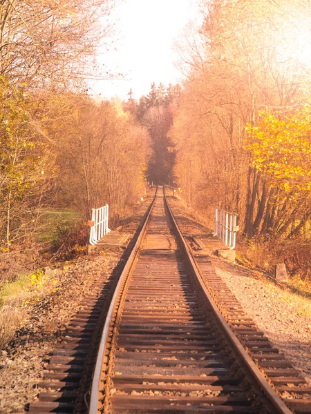 Caminho de ferro rural no dia ensolarado do outono — Fotografia de Stock