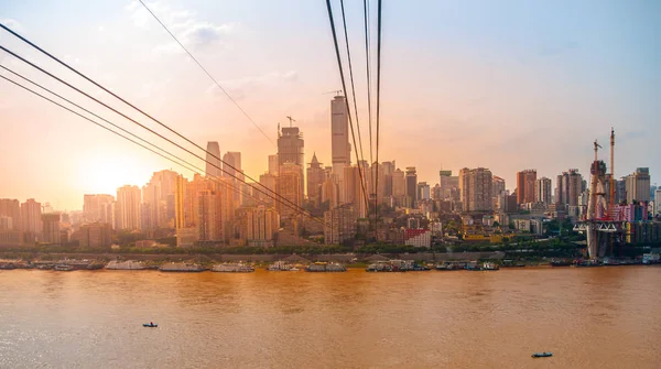 Staden av Chongqing med Yangtze floden vid solnedgång, Kina — Stockfoto