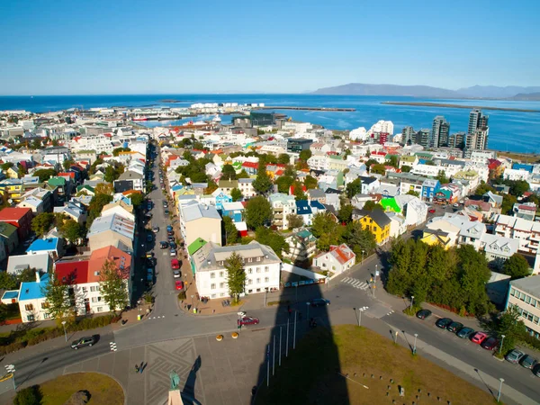 Widok z lotu ptaka Reykjaviku od góry kościół Hallgrímskirkja, Islandia — Zdjęcie stockowe
