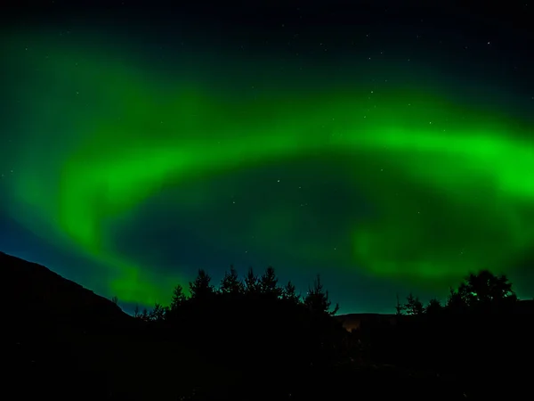 Zelená Severní, Severní polární záře, světlo na noční obloze. — Stock fotografie