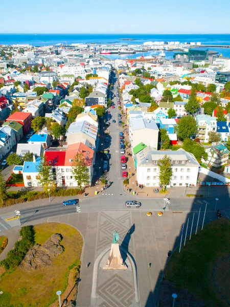 Widok z lotu ptaka Reykjaviku od góry kościół Hallgrímskirkja, Islandia — Zdjęcie stockowe